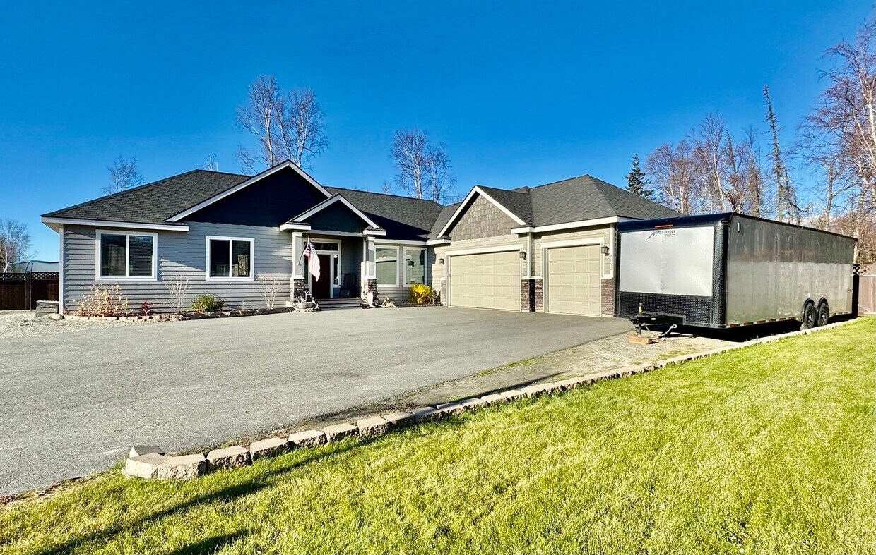 Primary Photo - Beautiful & Cozy 4 bed 3 bath, 3 car garag...