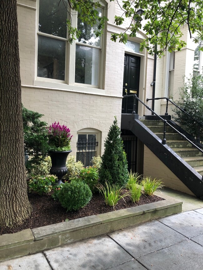 Front - 2012 Hillyer Pl NW