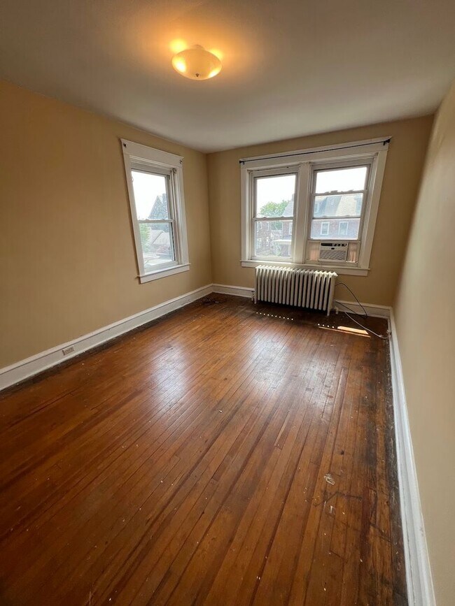 Building Photo - Large 4 Bedroom House