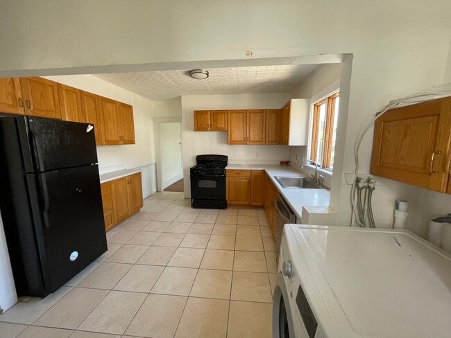 Building Photo - 151 Fellsway W