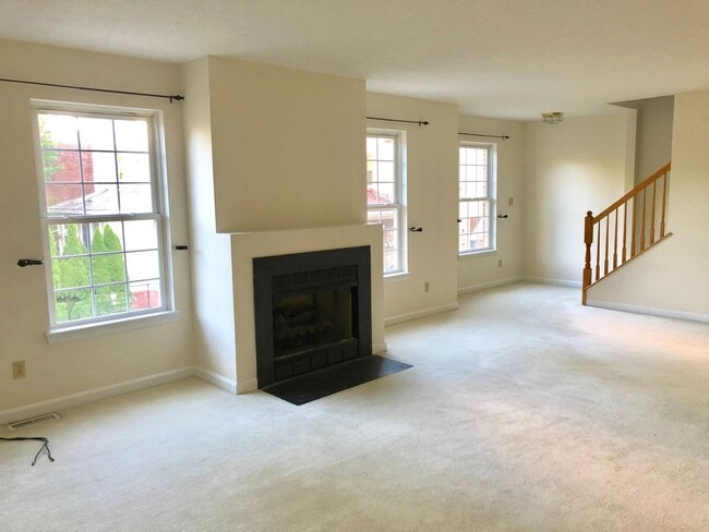 Building Photo - Beautiful 3 Bedroom Townhome In Bloomfield...