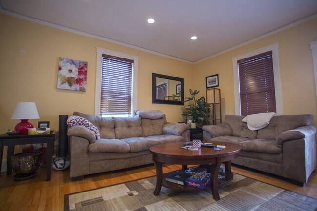 Foto del edificio - 638 E 8th St