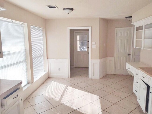 Building Photo - 14915 Oak Bluff Ct