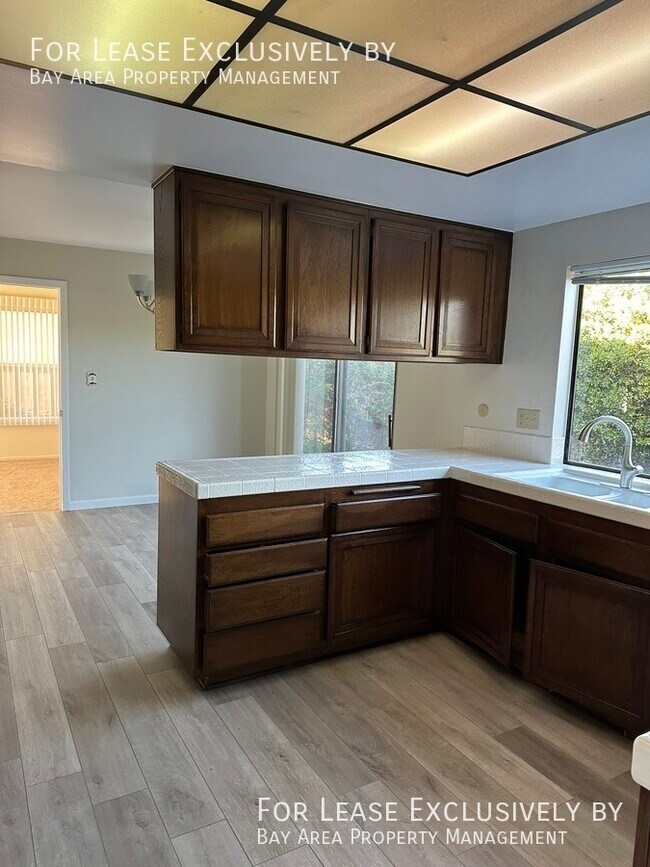 Building Photo - 5 BD/2.5 BA Spacious 2-story Home just a b...