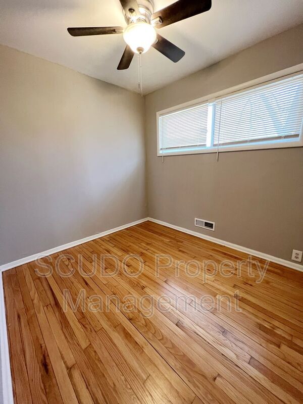 Foto del edificio - 7702 E 112th St