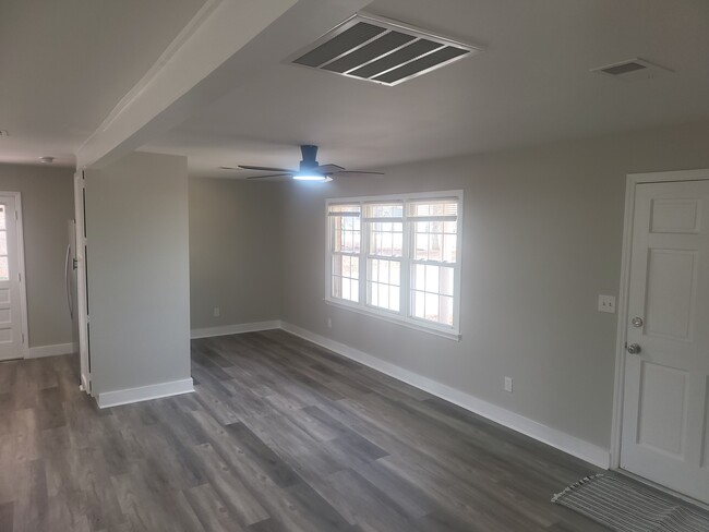 Foto del edificio - 530 N Main St