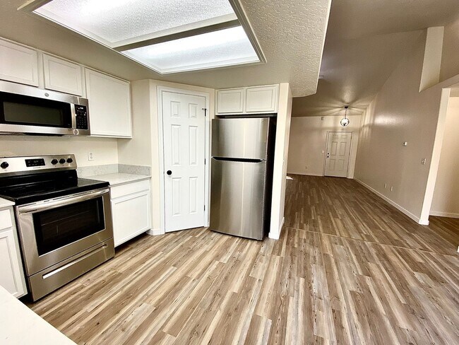 Foto del edificio - 4 Bedroom 2 Bath Updated Single Level Home...