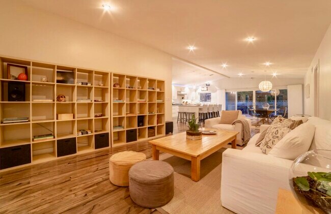 Área de sala de estar - 1530 Marine Ave