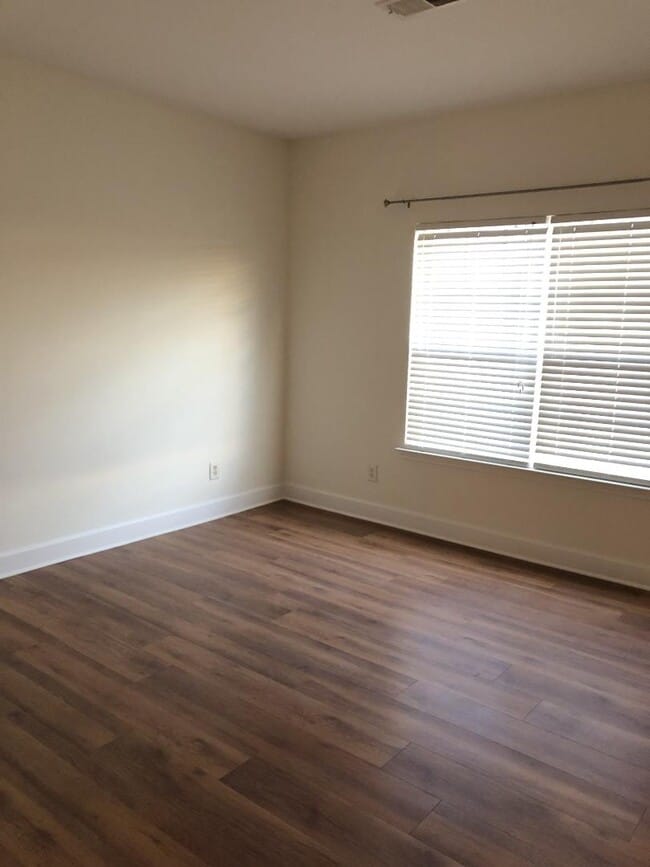Foto del edificio - 8221 Lenox Creekside Dr