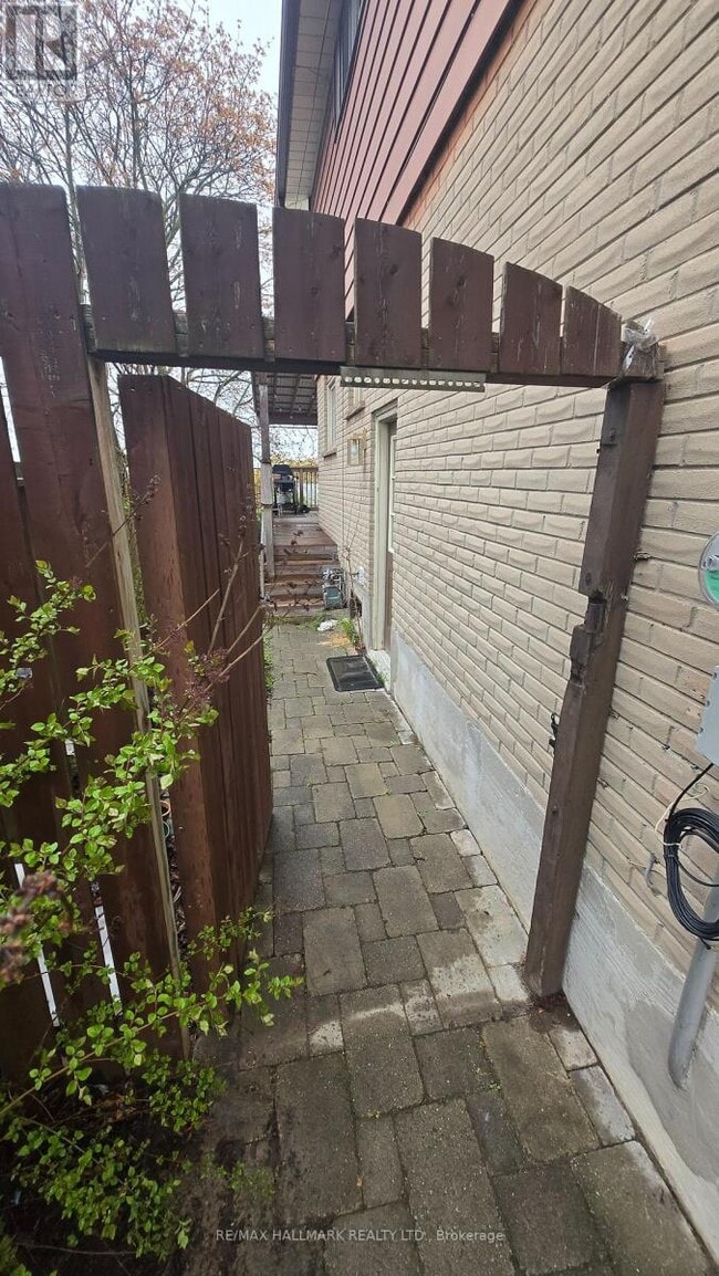 Building Photo - 106 Springdale Crescent