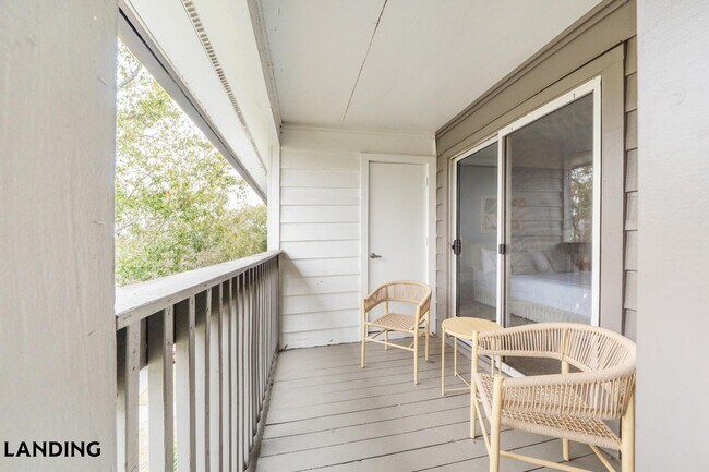 Building Photo - 1000 Palm Pl Dr NE