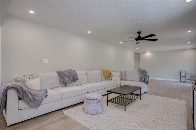 Building Photo - Beautiful Brick Ranch!