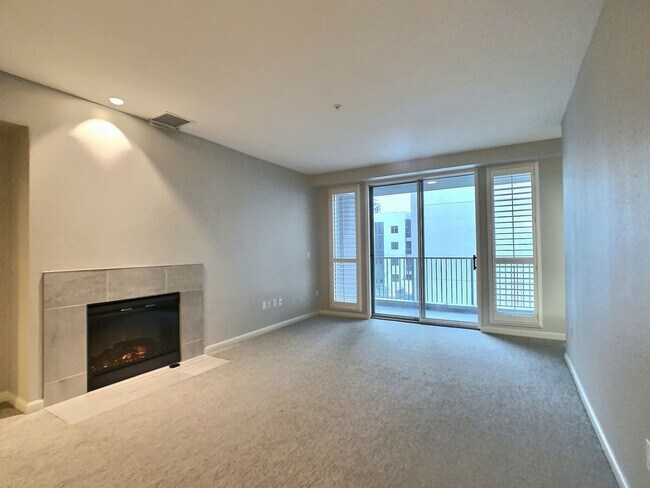 Foto del edificio - Huge 2 Bedroom/2 Bath Condo at Park Townsend in Downtown San Jose