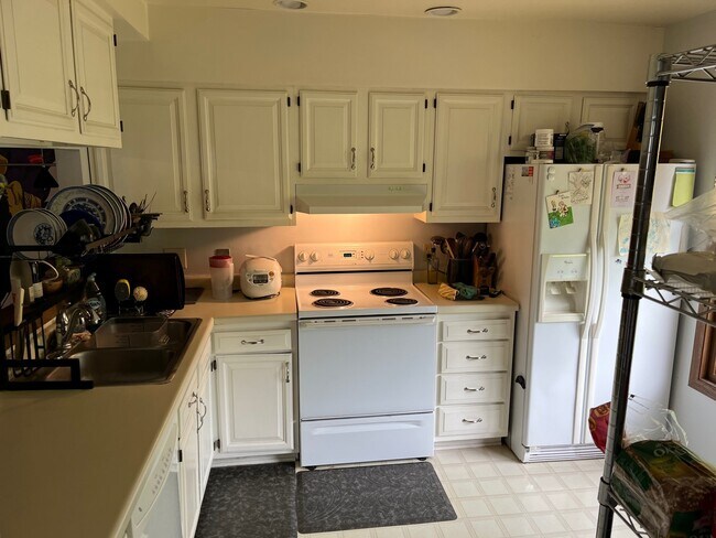 Kitchen - 5542 Malibu Dr
