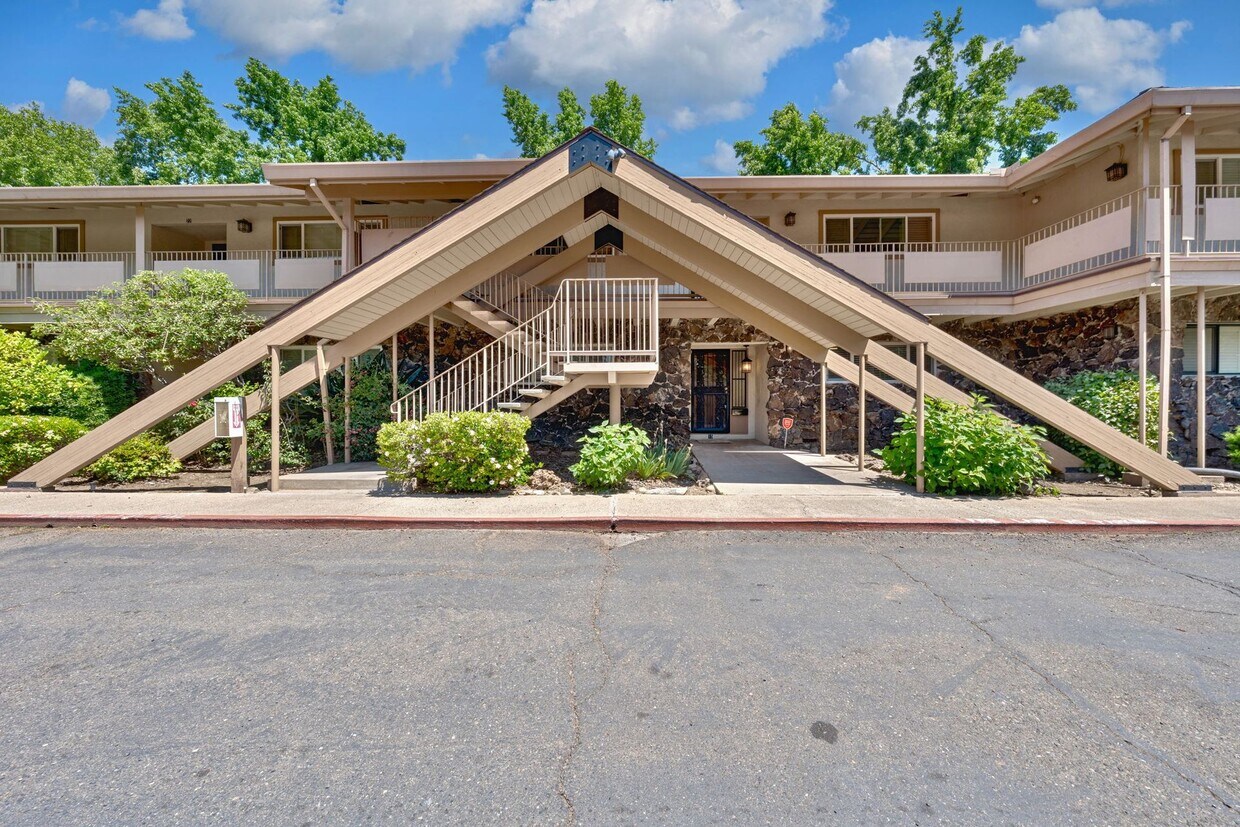 Primary Photo - Renovated 2 Bedroom Condo Located on the F...