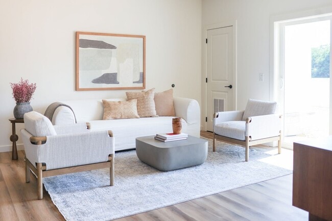 Interior Photo - 98 Penn Place