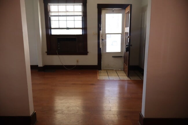 Building Photo - 308 W Mulberry St