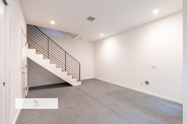 Building Photo - Elegant 3 Bedroom / 2.5 Bathroom Home in LA