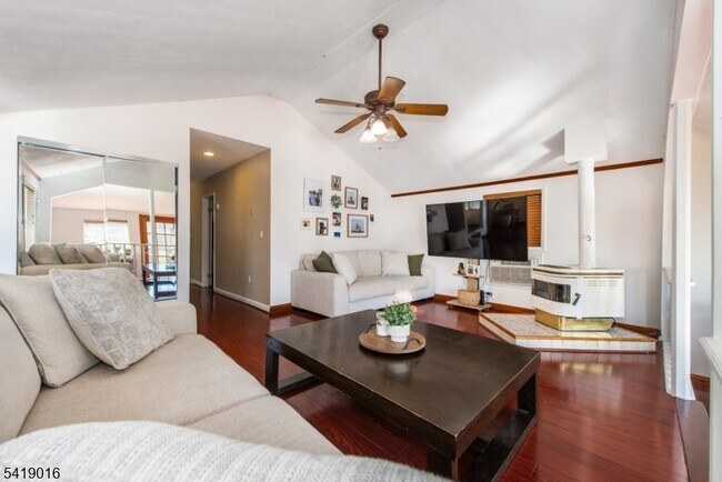 Foto del edificio - 25 Lake Rd