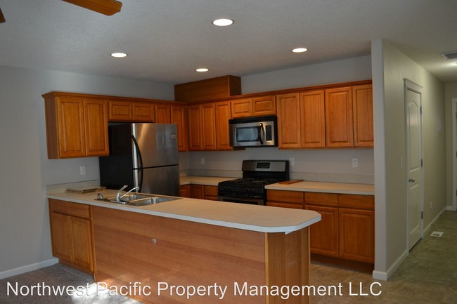 Building Photo - 3515-3517 Fisher Ct NE