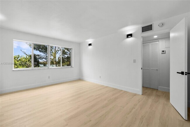 Foto del edificio - 14840 Naranja Lakes Blvd