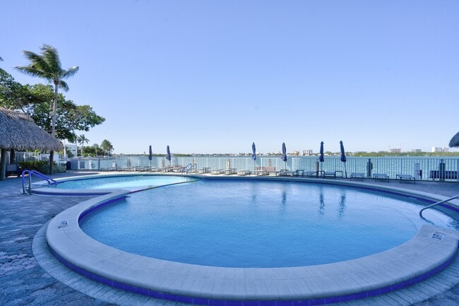 Foto del edificio - 10350 W Bay Harbor Dr