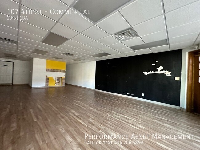 Foto del edificio - Downtown racine commercial space steps fro...