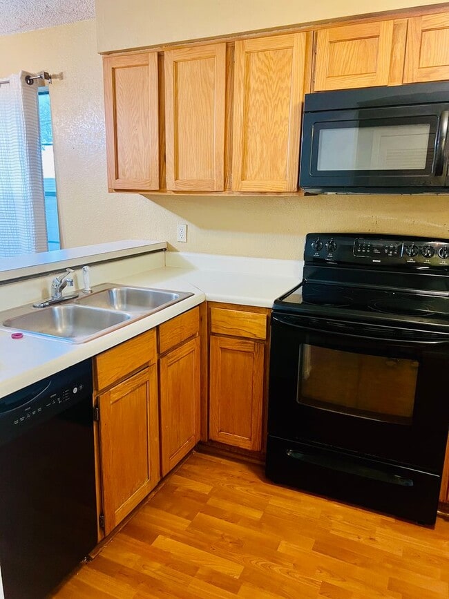 Building Photo - South Congress Condo Close to Downtown and HEB