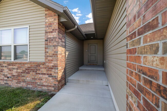 Foto del edificio - 4 Bedroom Home in Republic with fence!