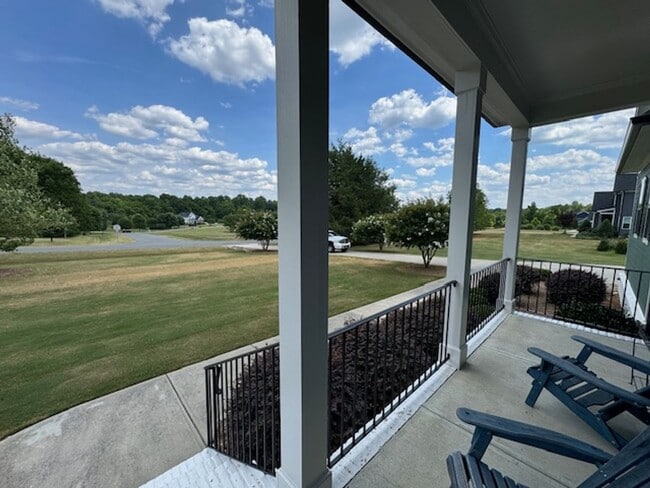 Building Photo - Lightly Furnished 4BR, 4BA Chapel Hill Hom...