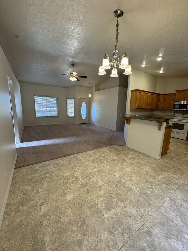 Foto del edificio - 946 Mount Hood Pl N