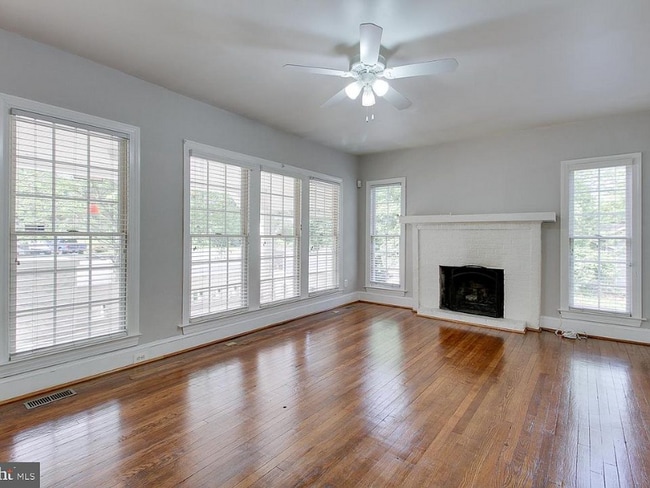 Building Photo - 1542 Chain Bridge Rd