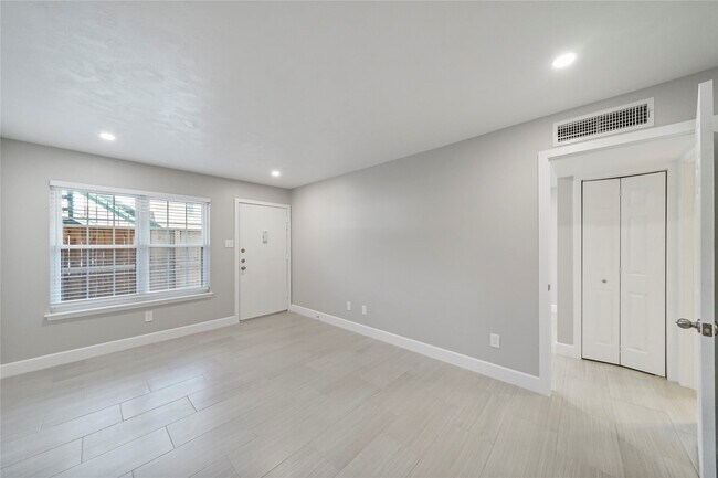 Building Photo - 845 Augusta Dr