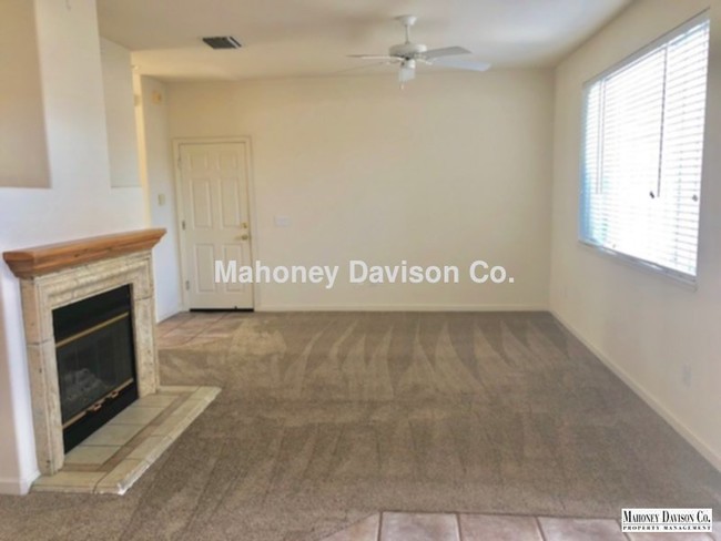Building Photo - Spacious three bdrm + loft/2.5 bath, two s...