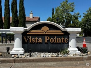 Building Photo - 1105 Vista Pointe Cir