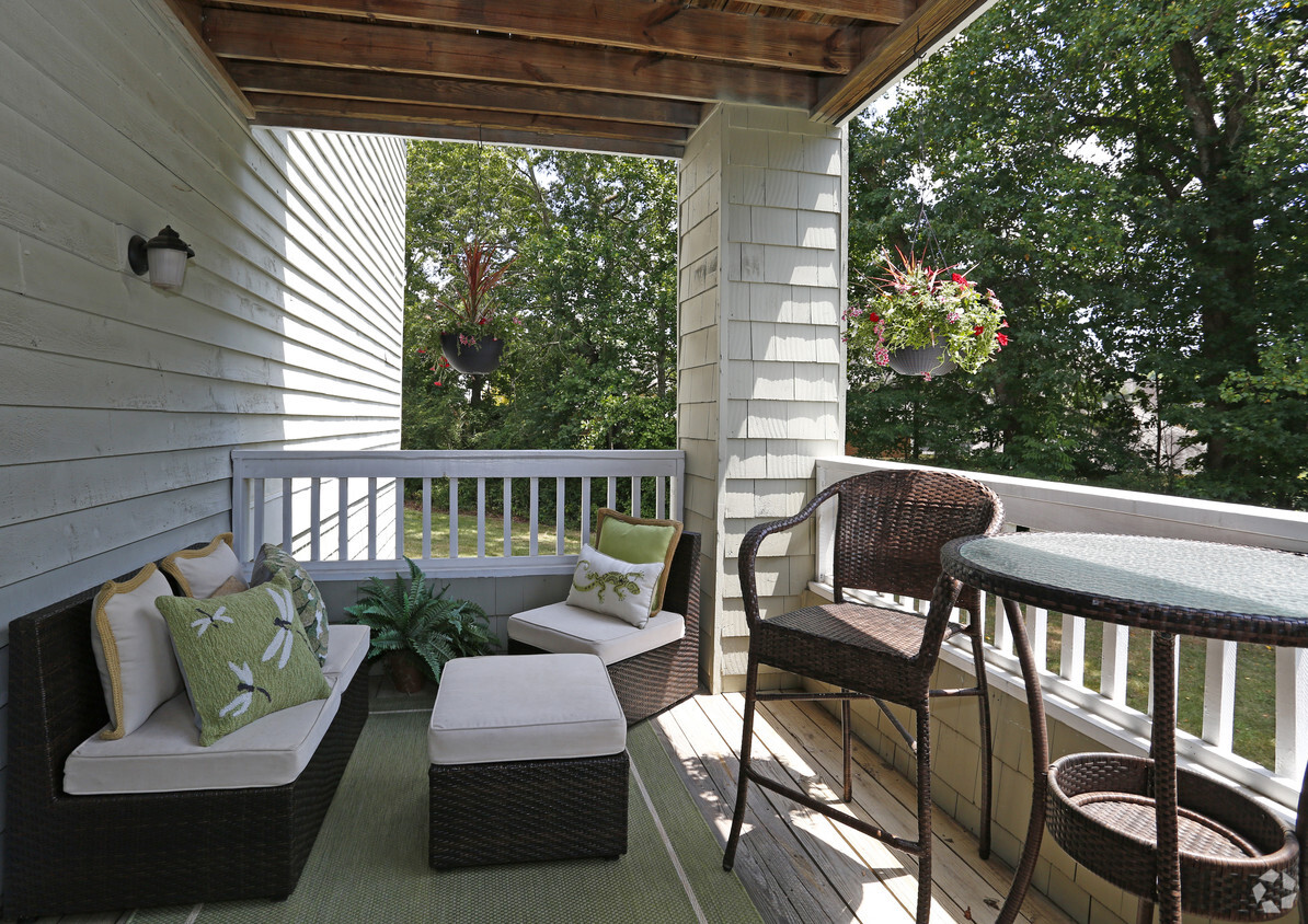 2BR, 2BA - 1002sf A- Balcony - Highlands at Olde Raleigh