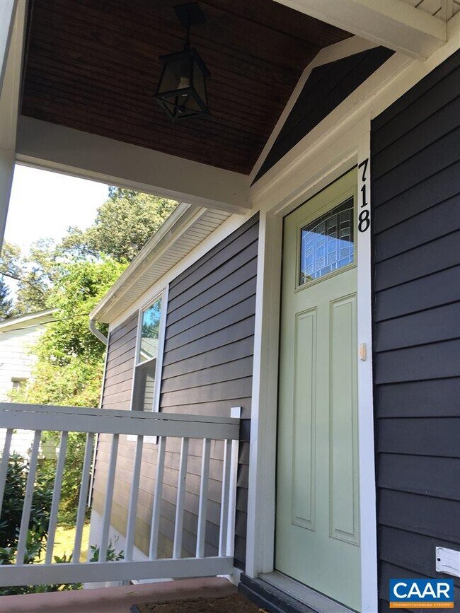 Foto del edificio - 718 McIntire Rd