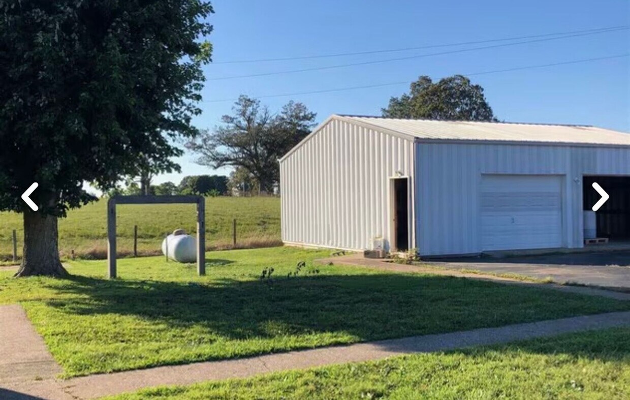 Building Photo - 3 Bed/2 Bad House with detached 2 car garage/shop