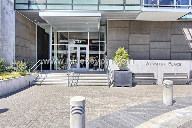 Foto del edificio - 2 Bed, 2 Bath Condo with 24 HR Concierge a...