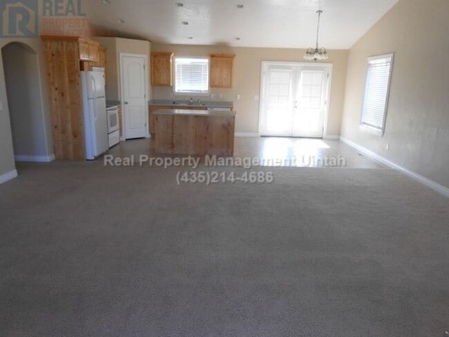 Building Photo - 4 Bedroom 2.5 Bathroom Home