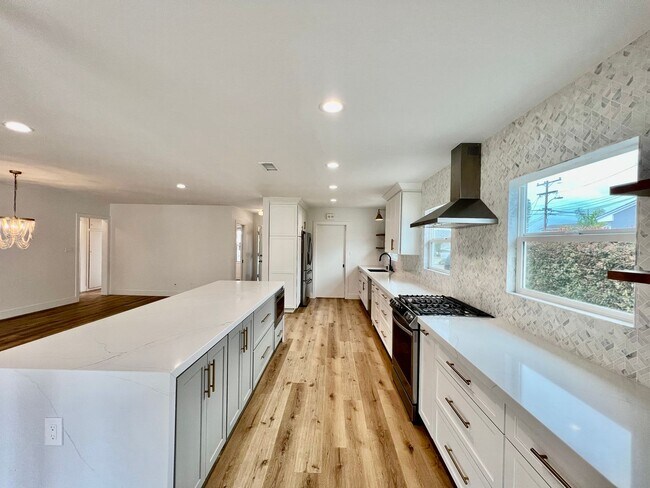 Foto del edificio - Gorgeous 3B/2BA house w/ large backyard & ...