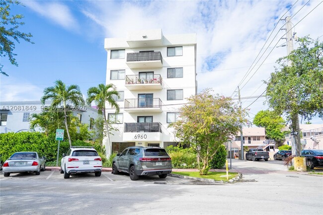 Building Photo - 6960 Rue Vendome