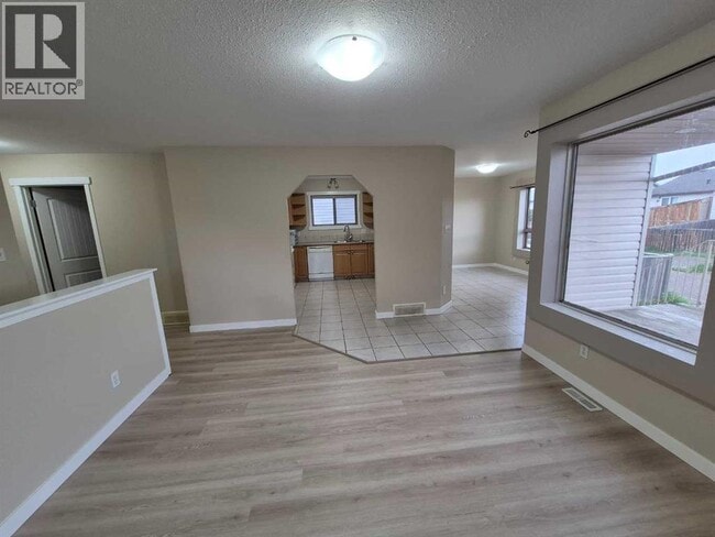 Building Photo - 467 Blackfoot Manor W