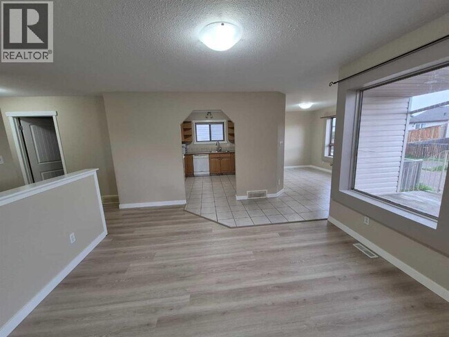 Photo du bâtiment - 467 Blackfoot Manor W