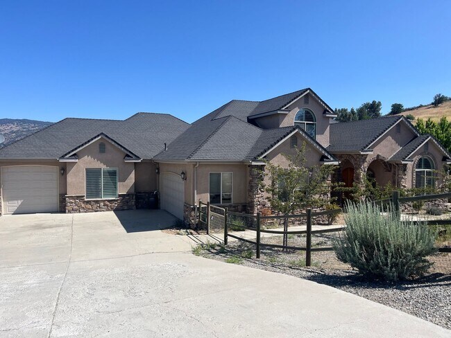 Foto del edificio - Beautiful 4 Bedroom 4 Bathroom House in Ga...