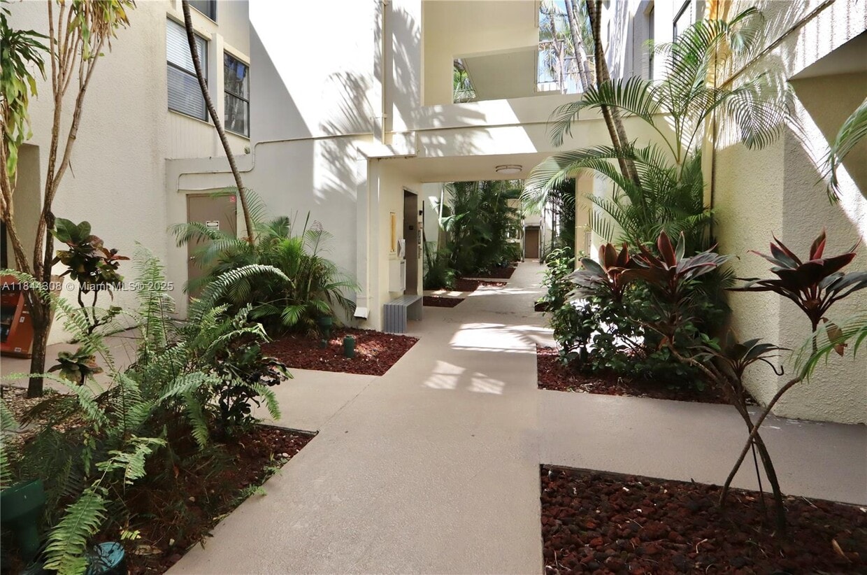 Primary Photo - 20350 W Country Club Dr