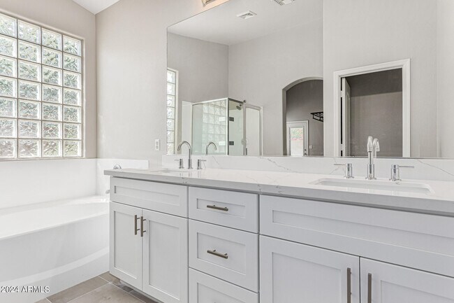Building Photo - 4724 E Bellerive Dr