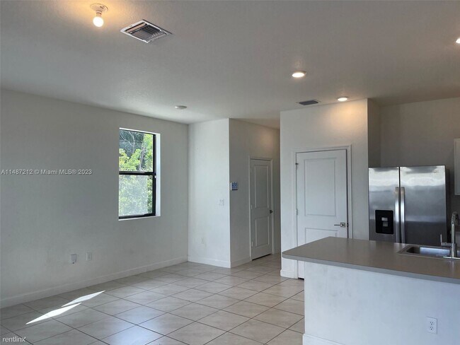 Building Photo - 3 br, 2.5 bath House - 600 SW 12th St