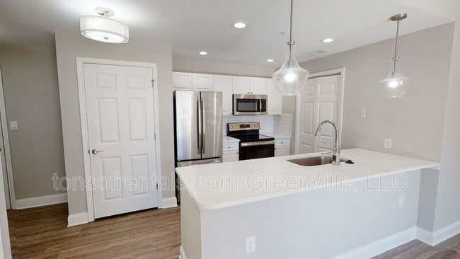 Building Photo - 10 E Washington St