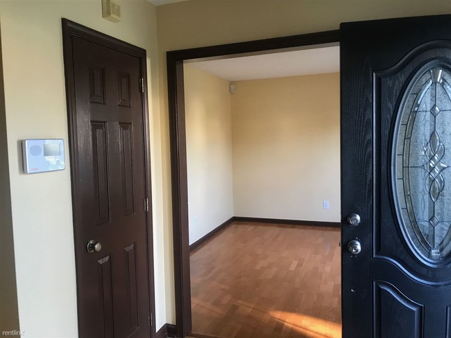 Building Photo - 314 Peach Tree Cres